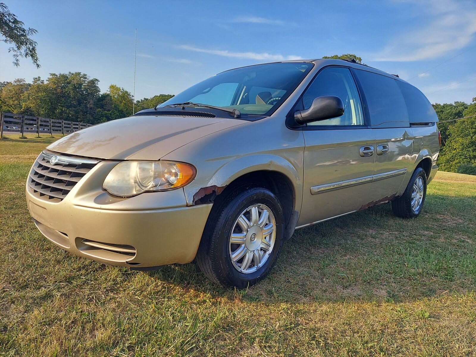 Read more about the article ***SOLD***Chrysler Town & Country Touring***SOLD***